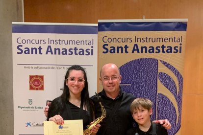 Nil Arcas y Sofia Vilallonga, alumnos de saxo de la Escola de Música de Cambrils, con su reconocimiento.