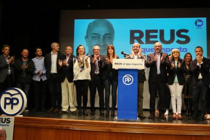 Alejandro Fernández i Sebastià Domènech, amb la resta d'integrants de la llista popular per les eleccions municipals.