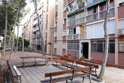 Imagen de una comunidad ubicada al lado de las calles Arquitecte Jujol y Arquitecte Gaudí.