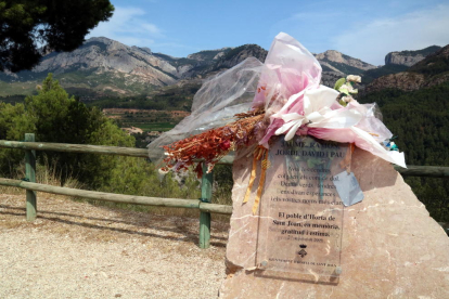 El monòlit dels Bombers morts en l'incendi d'Horta el 2009, al mirador d'on es pot veure tota la zona cremada i la zona 0 de l'accident.