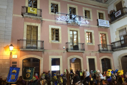 Imagen de archivo del Ayuntamiento del Catllar por Navidad donde se puede observar la pancarta de apoyo a los políticos presos.