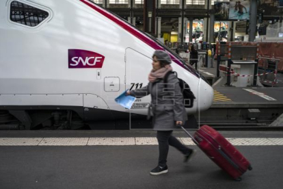 Un pasajero de los ferrocarriles recorre las plataformas durante una huelga ferroviaria nacional de la SNCF en la estación de tren Gare de Lyon, en París, Franci
