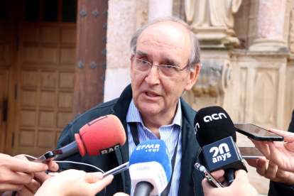El impulsor de la Plataforma 'El país de demà' el ingeniero industrial, Antoni Garrell, en la atención a los medios en el Monasterio de Poblet.