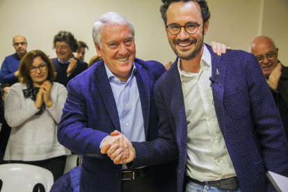 El nou alcalde Pere Segura encaixant la mà al seu antecessor Josep Poblet.