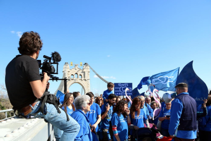 Imatge del rodatge del videoclip 'La força de l'Ebre', de Pepet i Marieta i de la Plataforma en Defensa de l'Ebre a Amposta