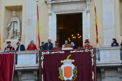 Imatge de l'Eduard Boada amb l'alcalde Pau Ricomà al balcó de l'Ajuntament de Tarragona durant el pregó.