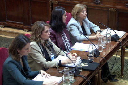 Imatge general de les pèrites Maria del Carmen Tejera, Sara Izquierdo, Teresa Cecília Hernández i Mercedes Vega declarant al Suprem.