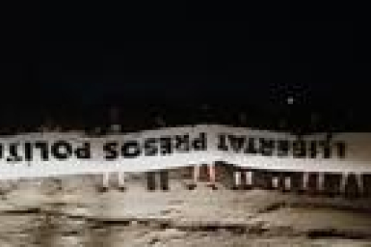 Diverses persones han arrancat la pancarta de l'Ajuntament de Tarragona i s'han fotografiat amb ella.