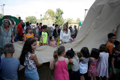 Imatge de la jornada d'obertura del parc infantil del barri del Vilar de Valls.