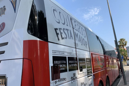 Los autobuses han sido logotipados con la imagen de la Fiesta Mayor y con el cartel de los conciertos.