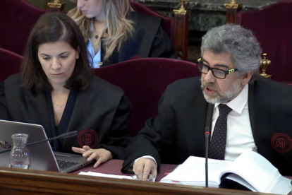 El abogado Jordi Pina, y la abogada Ana Bernaola, de la defensa de Jordi Turull, Jordi Sànchez y Josep Rull.