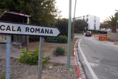 Imagen de archivo de uno de los accesos a la urbanización Cala Romana, donde actualmente se hacen obras.