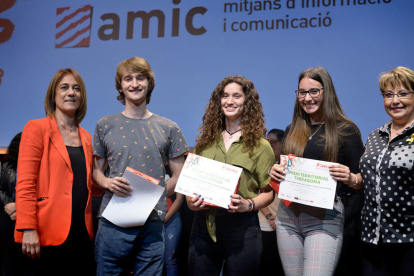 Alba Beguer, Andreu Faro y Noelia Torres del IES Vila-seca durante la recogida del premio.