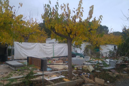 Los espacios comunes del Camping La Unión de Salou, destrozados por la acción de un grupo.