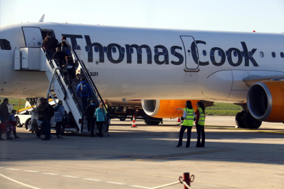 Pasajeros británicos subiendo a un avión de Thomas Cook en el aeropuerto de Lérida-Alguaire.