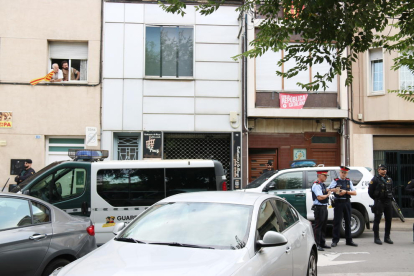 Imatge de l'operatiu policial de la Guàrdia Civil i els Mossos d'Esquadra a Sabadell.