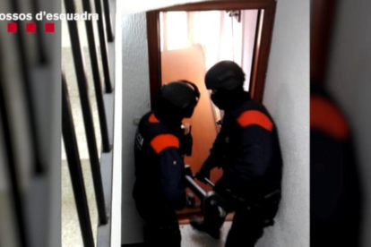 Dos mossos entren en un dels domicilis