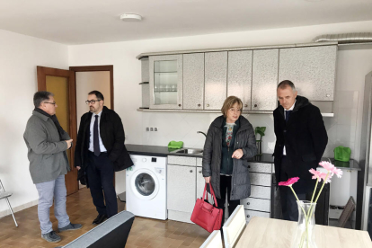 Imatge de la visita dels representants institucionals del consistori rodenc i CaixaBank al pis d'emergència social.