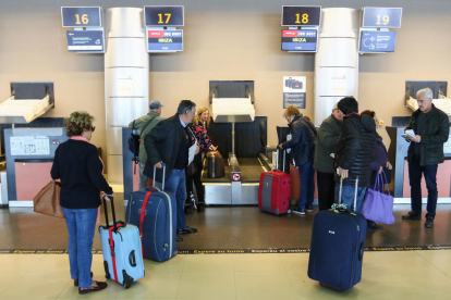 Els darrers pensionistes que faran ús de la connexió aquesta temporada, ahir a l'Aeroport de Reus.