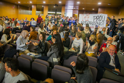 Educadores sociales protestan, ayer, contra la «precarización» del sector en la Aula Magna de la URV.