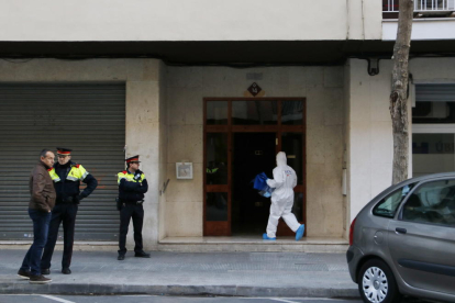 Pla general de la façana on han trobat una dona morta en un domicili de Reus després que un home s'hagi llençat al buit des del balcó, amb la policia científica entrant-hi. IMatge del 30 de gener del 2019