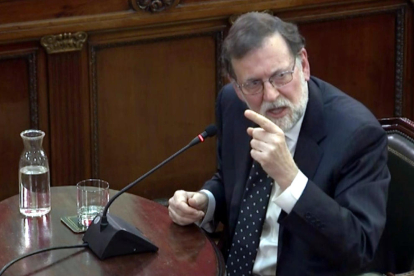 L'expresident espanyol Mariano Rajoy responent com a testimoni a les defenses en el judici al Suprem.