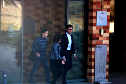 Oriol Pujol saliendo por la puerta de la prisión de Brians 2 con dos personas más.