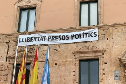Imagen de la pancarta colocada en la fachada del Ayuntamiento de Torredembarra.