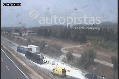 Imagen del accidente en la AP-7 en l'Aldea.