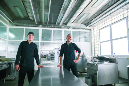 Omar Aslouje (izquierda) y Hamza Kayouri (derecha), en la cocina del Complejo Educativo, donde han dado los primeros pasos como cocineros.