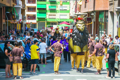 El León y otros elementos festivos, durante el recorrido de ayer por las calles del barrio.