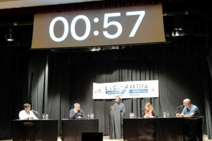 Imatge d'un instant del debat, que es va celebrar la nit d'ahir dimecres a La Cumprativa.
