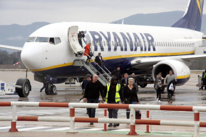 Turistas desembarcando de un avión de Ryanair en el aeropuerto de Gerona-Costa Brava.