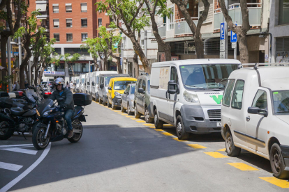 El aparcamiento de motos ha cambiado de lado a Reding y ha aumentado la zona para transportistas.