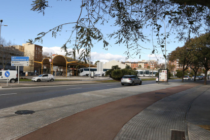 El carril bici del parc de Mas Iglesias, davant de l'estació d'autobusos.