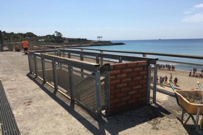 Imagen de un acceso tapiado de la playa del Milracle a la plataforma.