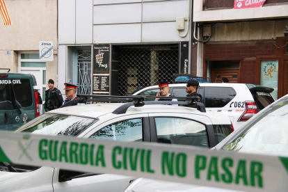 Imagen de agentes de la Guardia Civil y los Mossos D'Esquadra en el operativo para detener a nueve independentistas en Sabadell, el 23 de septiembre de 2019.