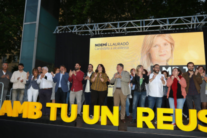 L'alcaldable republicana, Noemí Llauradó, al centre, amb integrants de la candidatura, ahir.