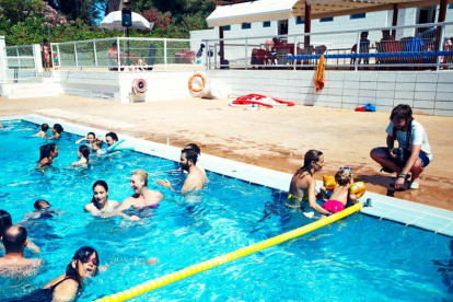 Imatge de la piscina municipal d'Altafulla del passat estiu amb la terrassa del bar al fons.