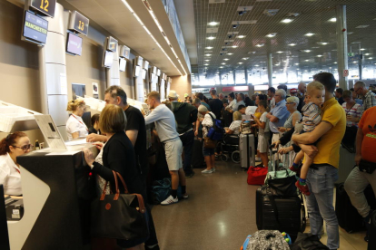 Pla general de llargues cues de passatgers per facturar a l'Aeroport de Reus en relació a la fallida de la companyia Thomas Cook. Imatge del 24 de setembre del 2019