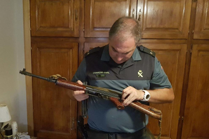 Los investigados vendían un subfusil ametrallador AK-47 conocido como Kalashnikov.