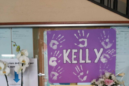 Imagen de un cartel que se encuentra en la entrada del Instituto en recuerdo a la Kelly.