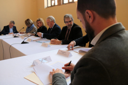 Els responsables de la Diputació de Tarragona, alcaldes i representants d'ens turístics signant el conveni Corner.
