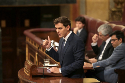 Albert Rivera, president de Ciutadans, parla des de l'atri del Congrés dels Diputats durant el debat d'investidura de Pedro Sánchez.