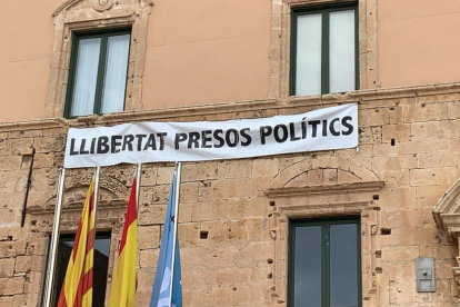 Imagen de la pancarta en el Ayuntamiento de Torredembarra.