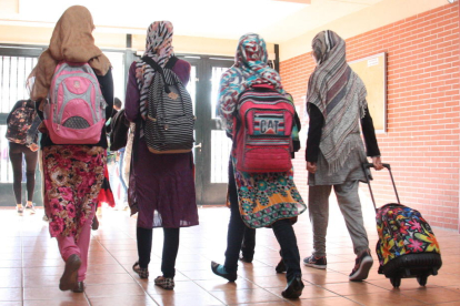 Noies musulmanes amb vel surten d'un institut, en una imatge d'arxiu.