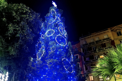 Imatge de l'arbre de nadal de Tarragona, il·luminat