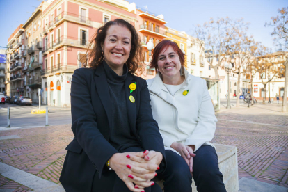 Laura Castel (izquierda) y Mònica Alabart (derecha), ayer, en la plaza de los Carros.