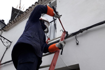 Un trabajador de Endesa, cortando una acometida eléctrica, para evitar el fraude.