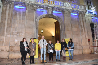 Al acabar el acto, se ha iluminado de color azul la fachada del Palau Municipal y la Torre dels Vents.
